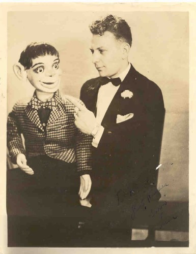 Illustration for article titled Vintage ventriloquism portraits were incredibly unnerving